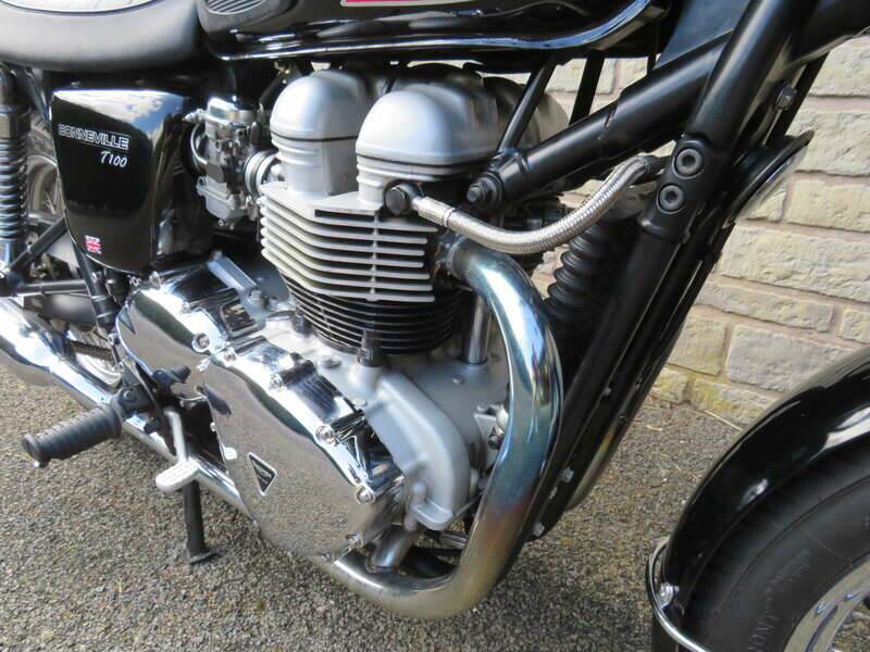 Image 16/39 of Triumph Bonneville T100 (2005)
