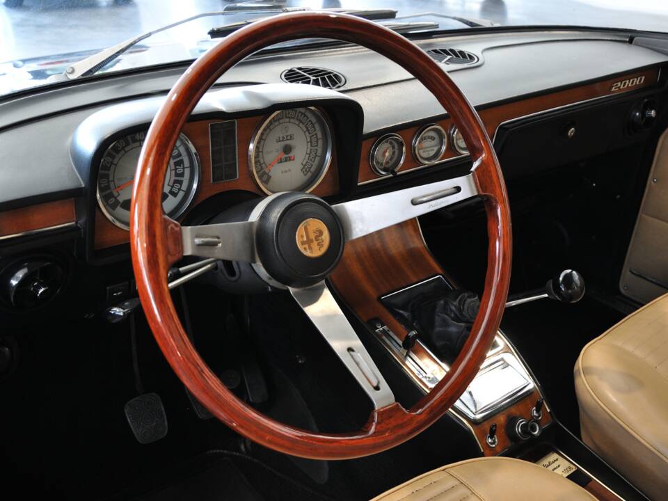 Image 14/35 of Alfa Romeo 2000 Berlina (1972)