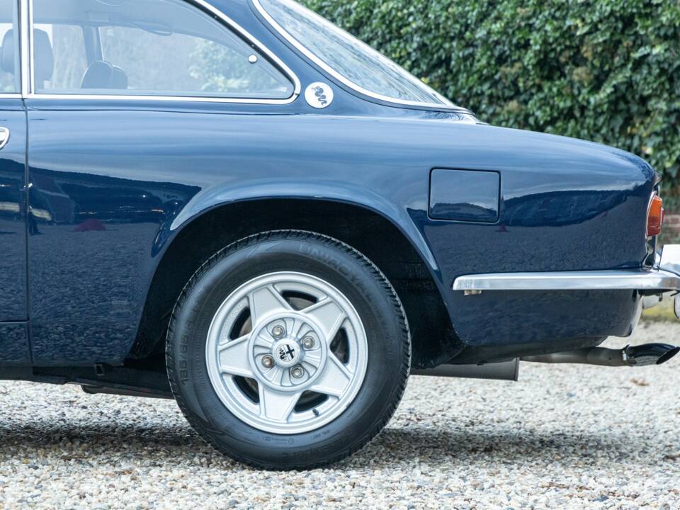 Image 21/50 of Alfa Romeo Giulia GT 1300 Junior (1971)