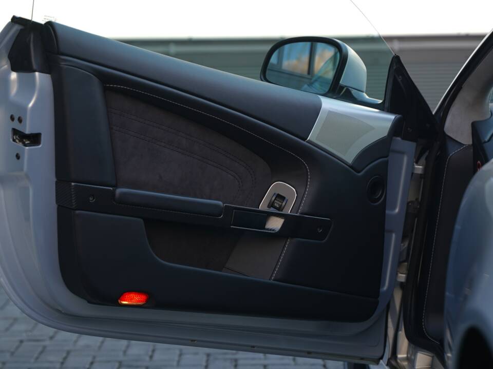 Immagine 15/50 di Aston Martin DBS (2011)