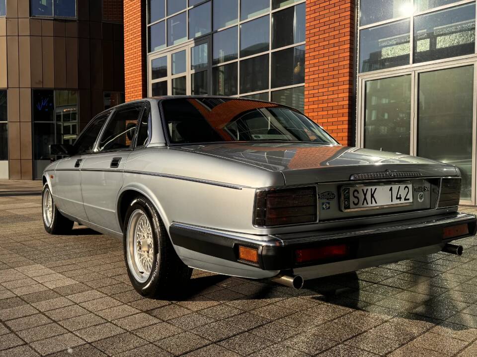 Image 11/29 de Daimler Double Six (1993)