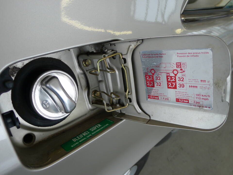 Image 23/33 of Mercedes-Benz 300 CE (1988)
