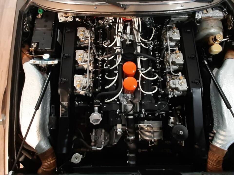 Image 16/21 de Ferrari 365 GT4 2+2 (1973)