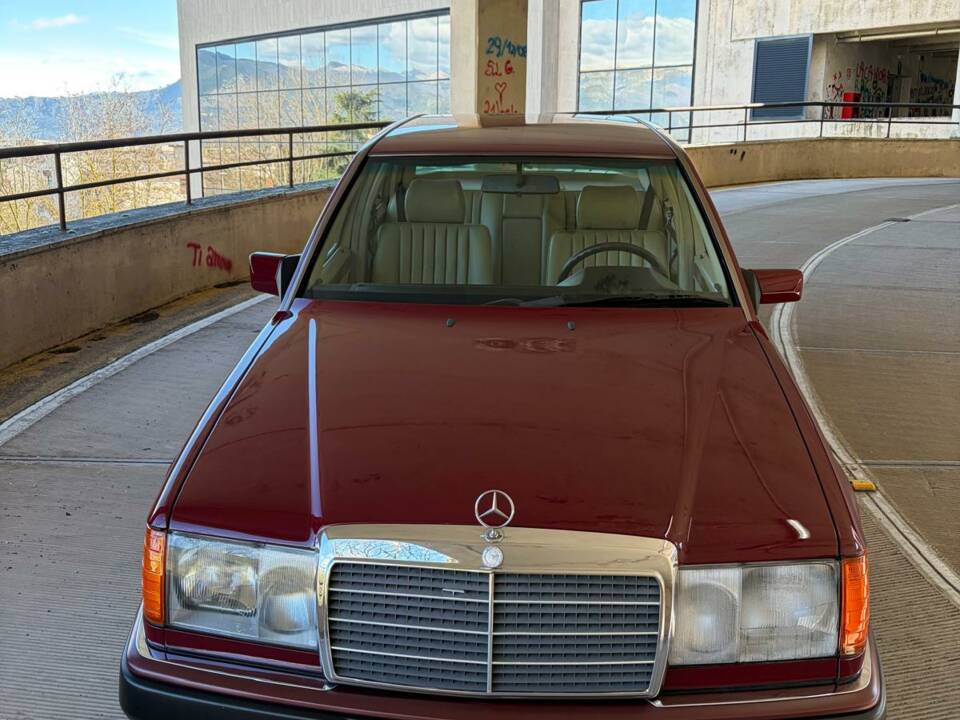 Image 3/50 of Mercedes-Benz E 200 (1993)