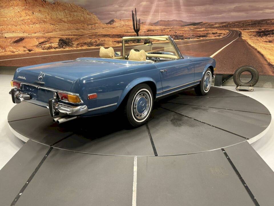 Image 12/36 de Mercedes-Benz 280 SL (1970)