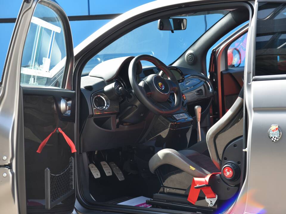 Image 2/21 of Abarth 695 Biposto (2016)