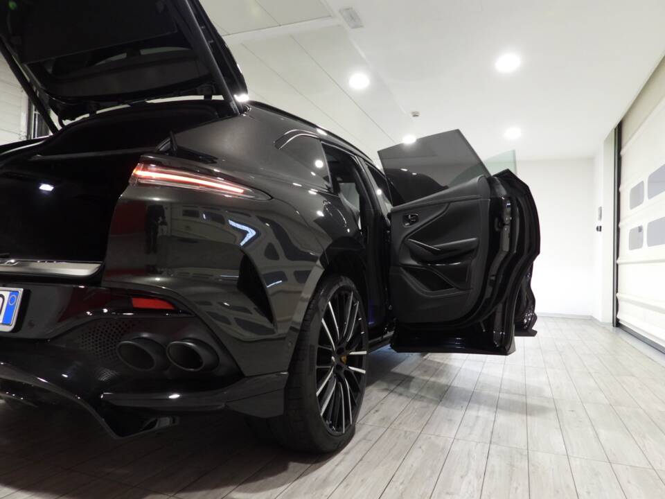 Image 13/15 of Aston Martin DBX707 (2022)