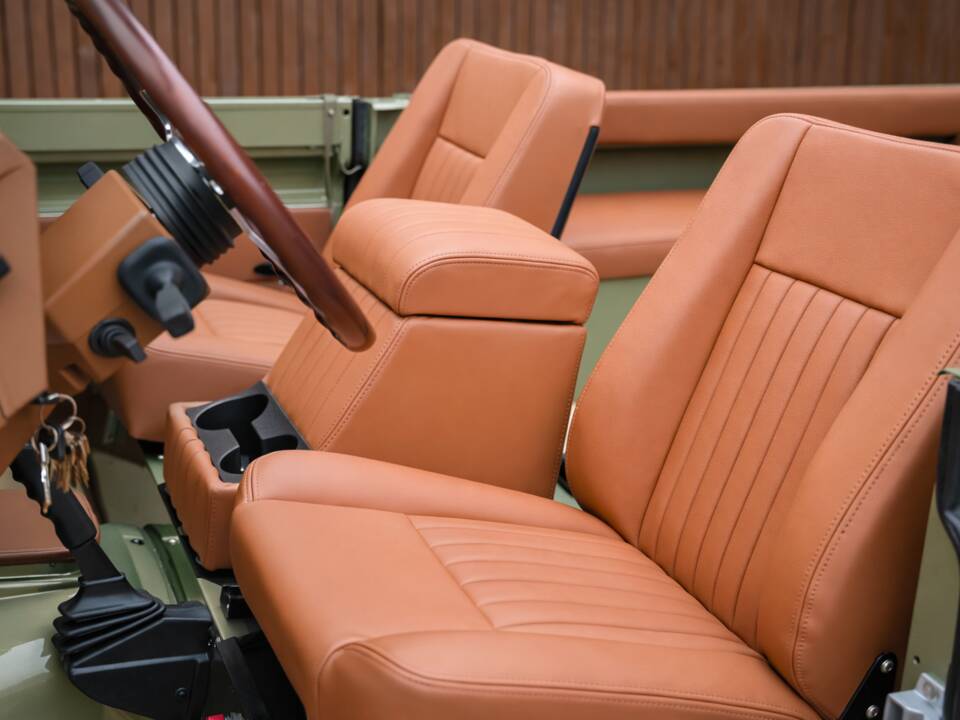 Bild 42/47 von Land Rover 90 (1990)