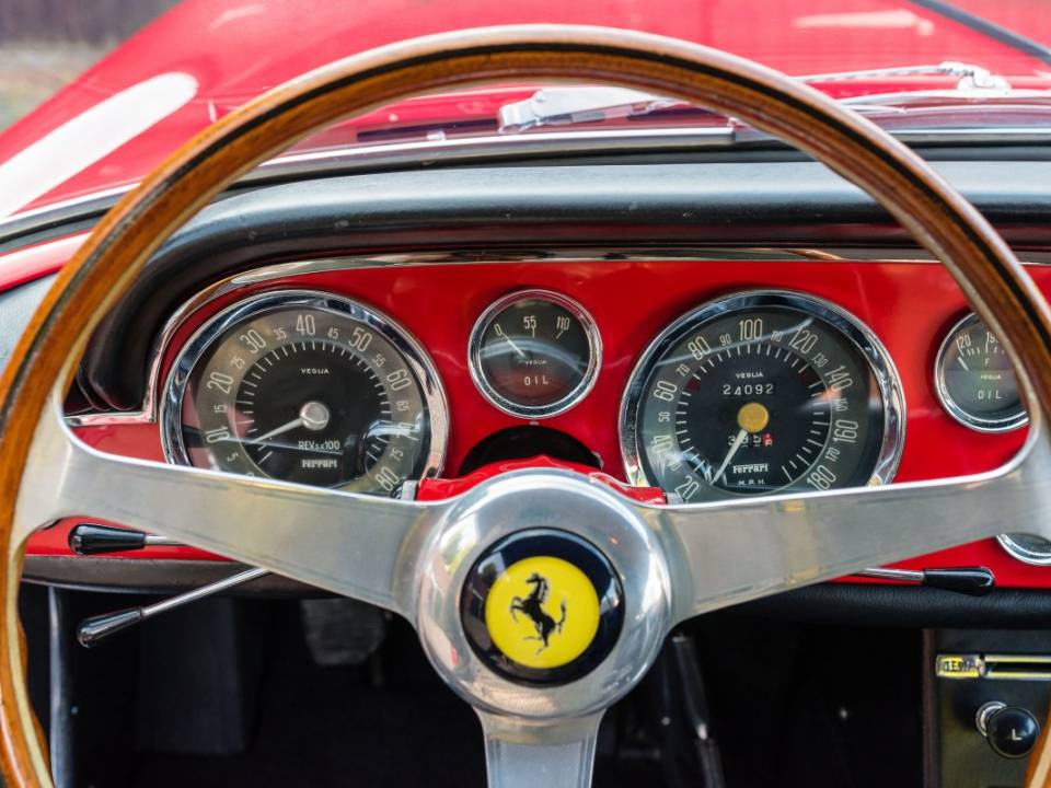 Image 33/50 of Ferrari 250 GT&#x2F;E (1963)