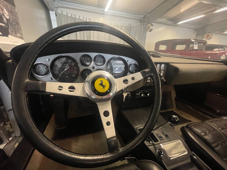 Image 15/22 of Ferrari 365 GTB&#x2F;4 Daytona (1973)