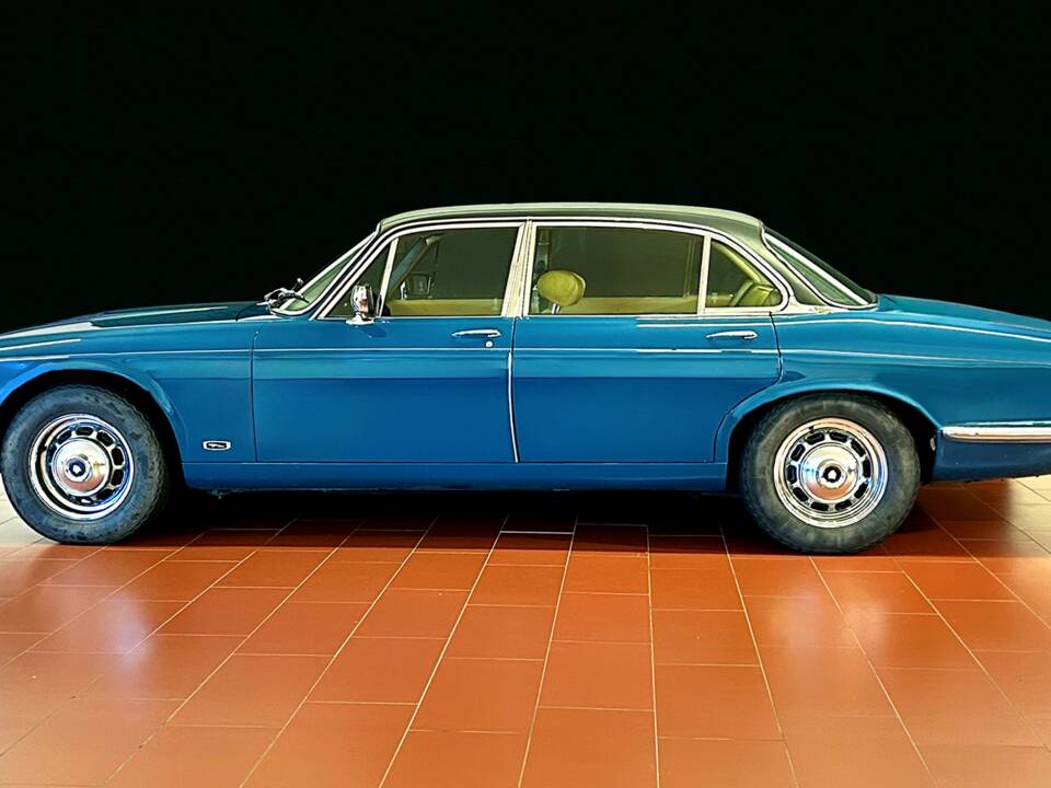 Image 1/13 of Jaguar XJ 12 (1979)