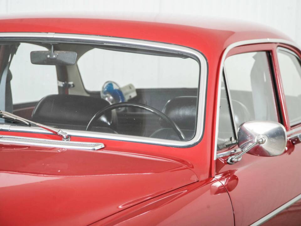 Image 26/50 of Volvo P 123 GT (1968)
