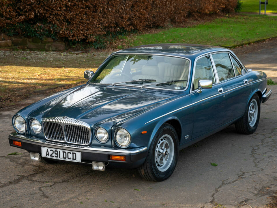Image 1/13 de Daimler Sovereign 4.2 (1984)