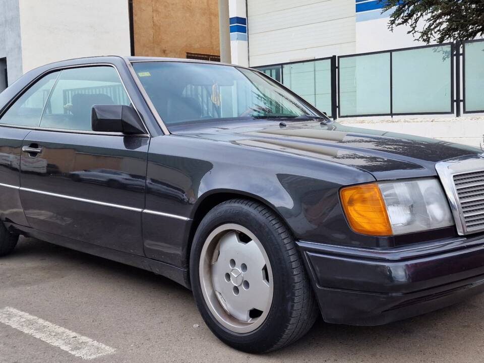 Image 3/11 of Mercedes-Benz 300 CE (1991)