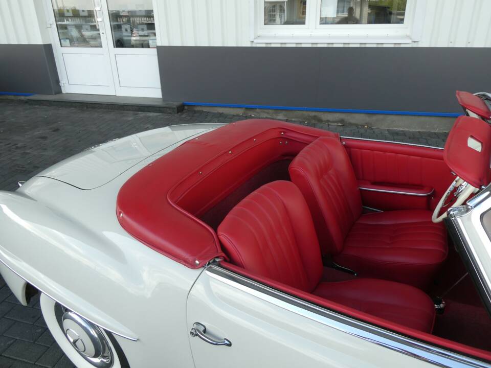 Image 17/27 of Mercedes-Benz 190 SL (1961)