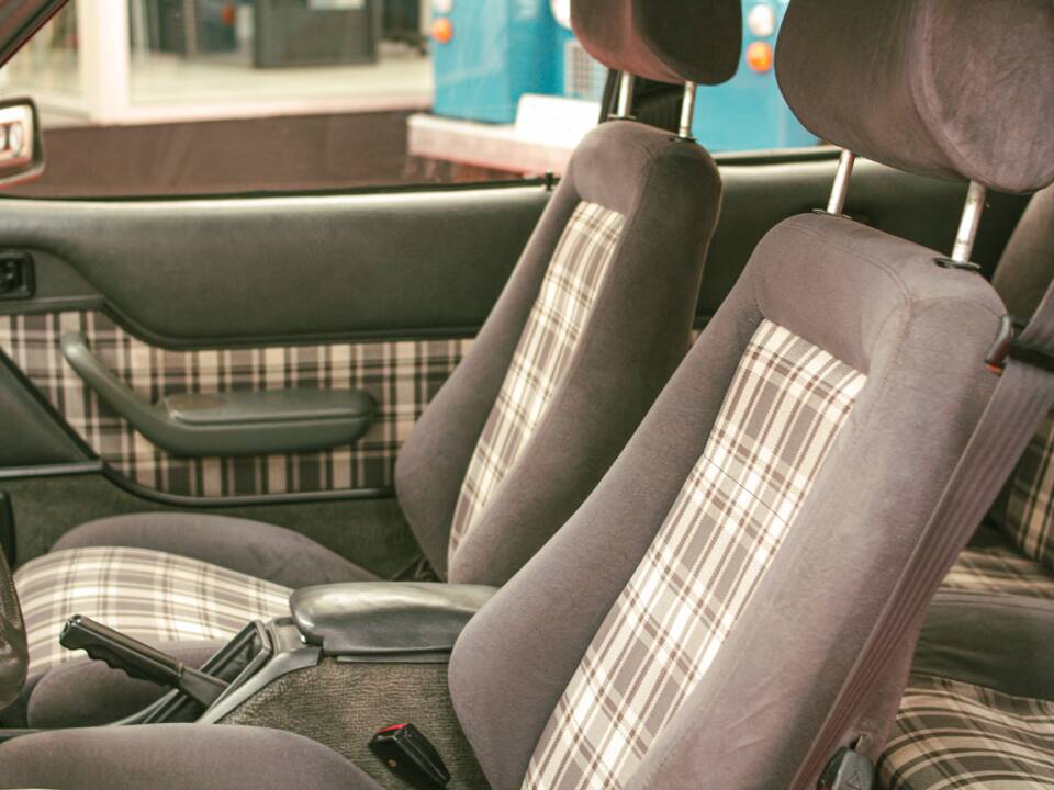Image 18/34 of Ford Capri 2,8i (1981)