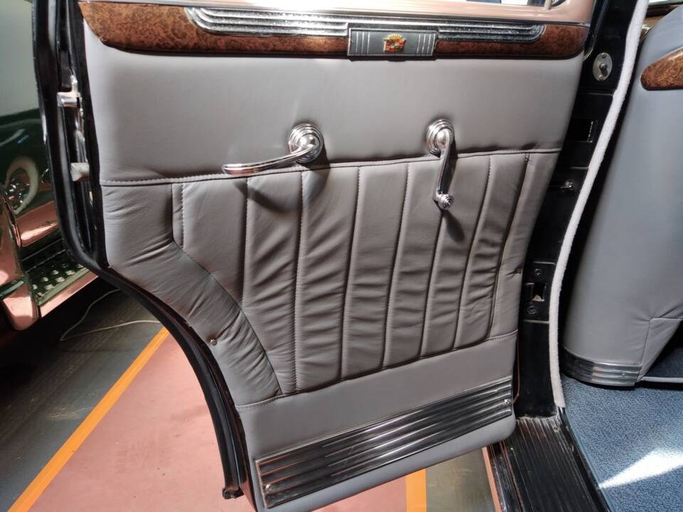 Image 34/50 of Cadillac 61 Sedan (1941)
