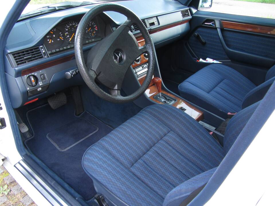 Immagine 9/19 di Mercedes-Benz 260 E (1990)