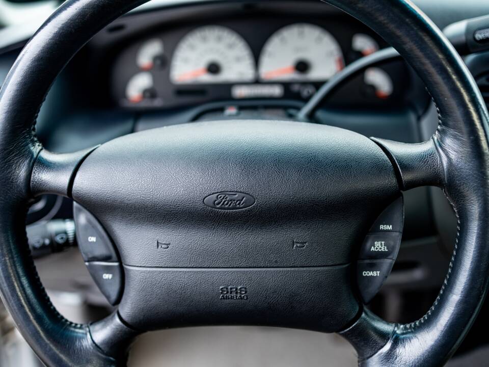 Image 34/50 of Ford F-150 SVT Lightning (2002)