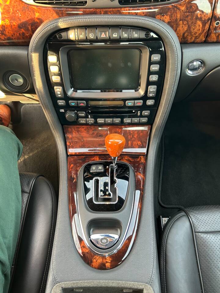 Bild 14/24 von Jaguar XJ 2.7 D (2007)