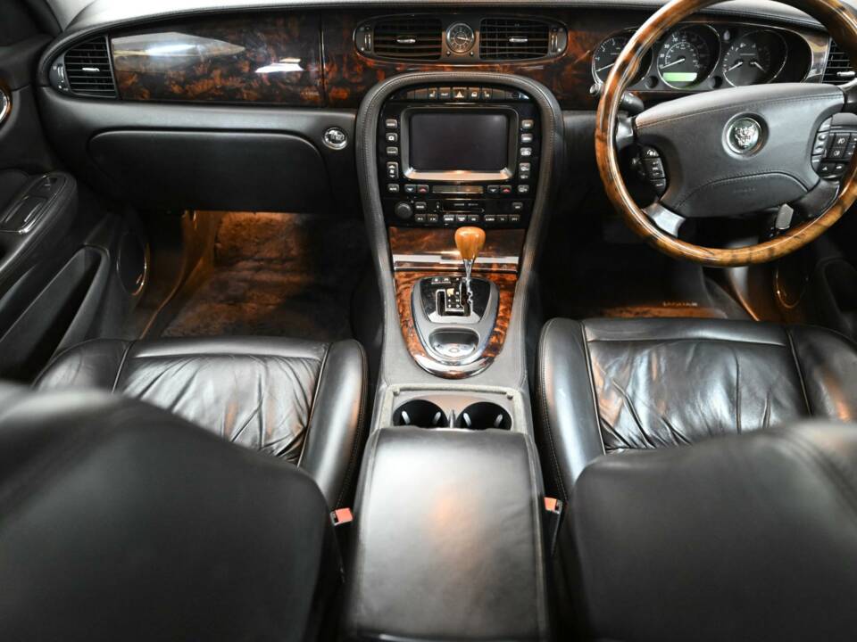 Imagen 50/50 de Jaguar XJR Super V8 (2004)
