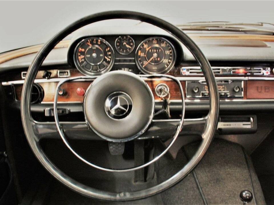 Image 11/15 of Mercedes-Benz 250 S (1967)