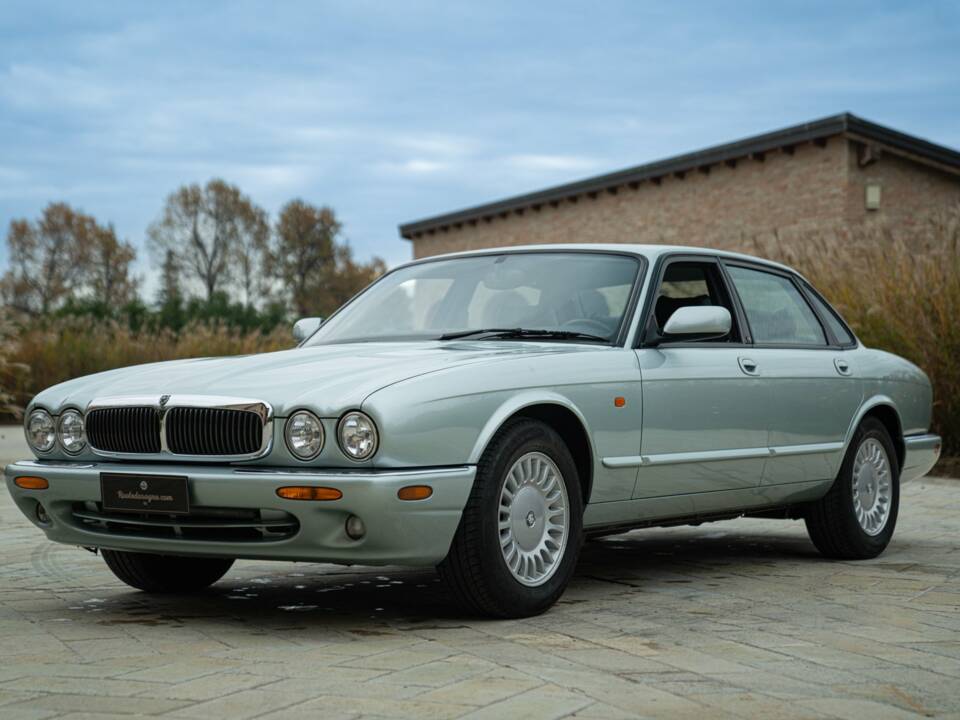 Image 9/50 of Jaguar XJ6 3.2 (1997)