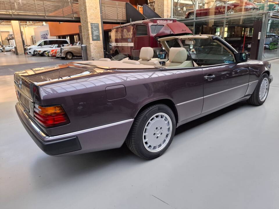 Image 3/42 of Mercedes-Benz 300 CE-24 (1993)
