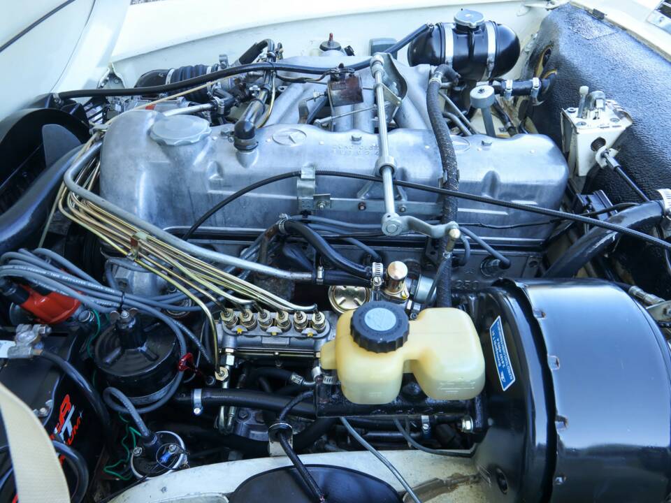 Image 44/50 of Mercedes-Benz 250 SL (1967)