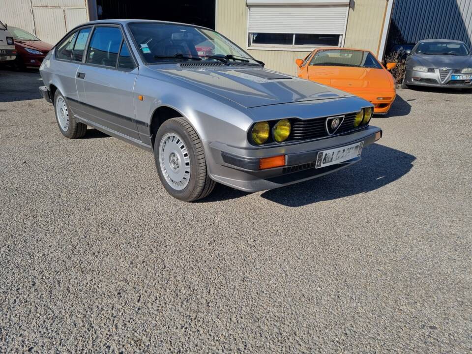 Bild 2/9 von Alfa Romeo GTV 6 2.5 (1985)