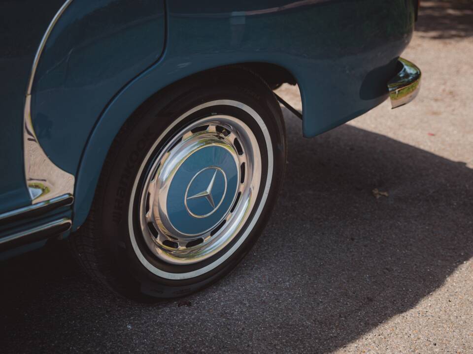 Image 37/50 of Mercedes-Benz 220 a (1956)