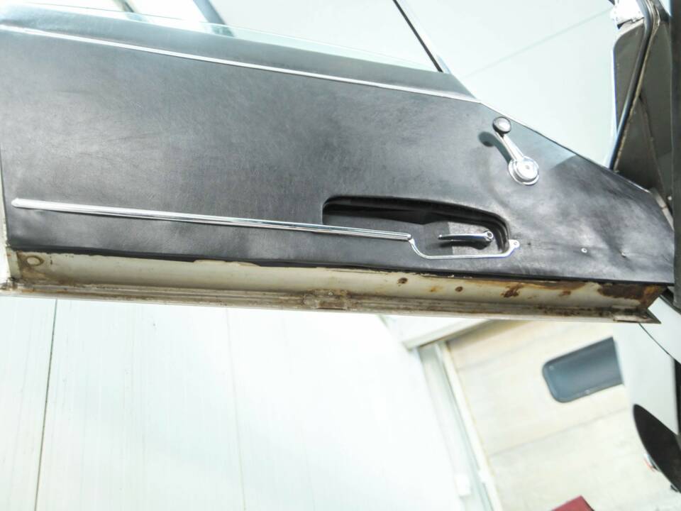 Image 41/47 de Jaguar E-Type (1969)