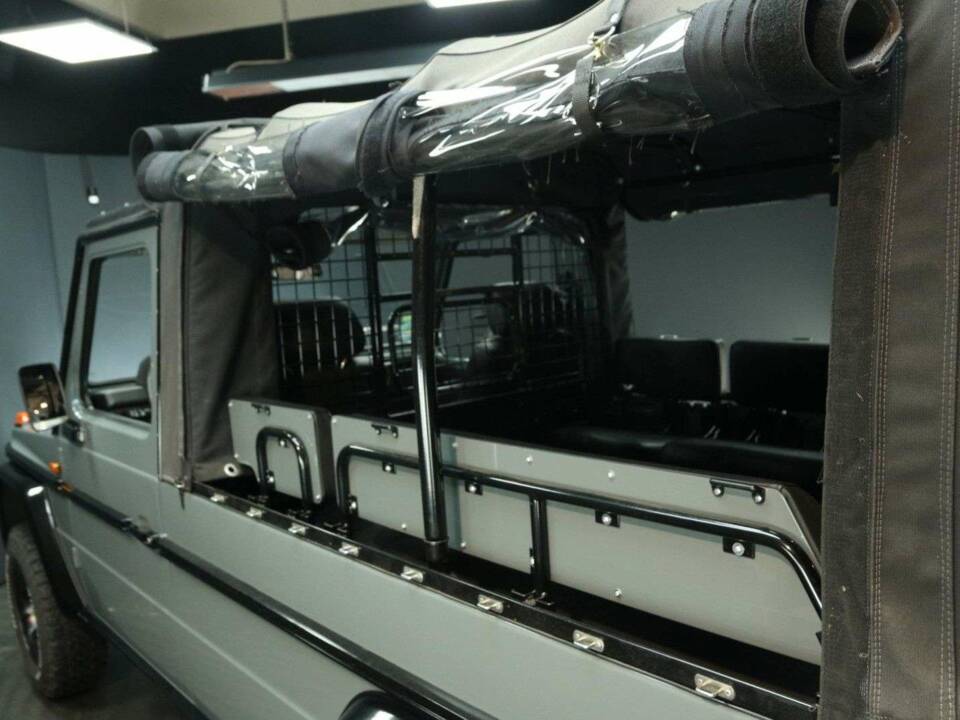 Immagine 37/50 di Mercedes-Benz 230 GE (SWB) (1993)