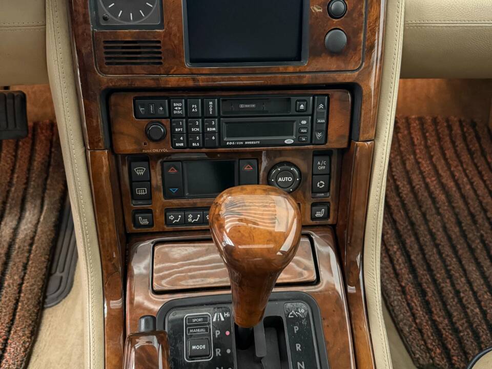 Image 11/19 de Land Rover Range Rover 4.6 HSE (1998)