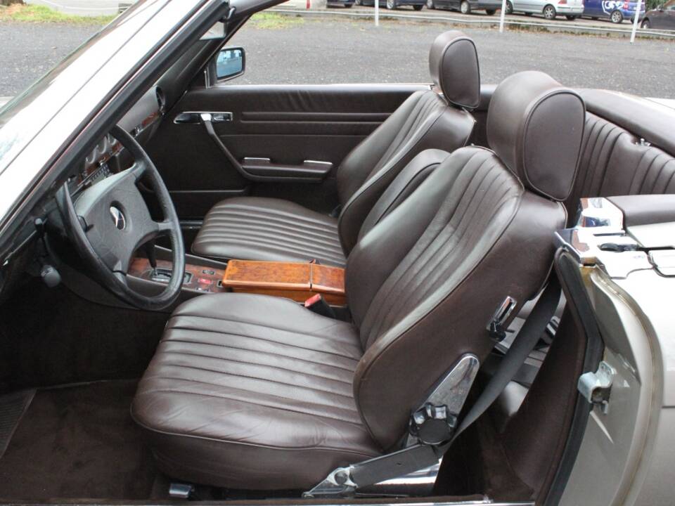 Image 14/29 of Mercedes-Benz 500 SL (1986)