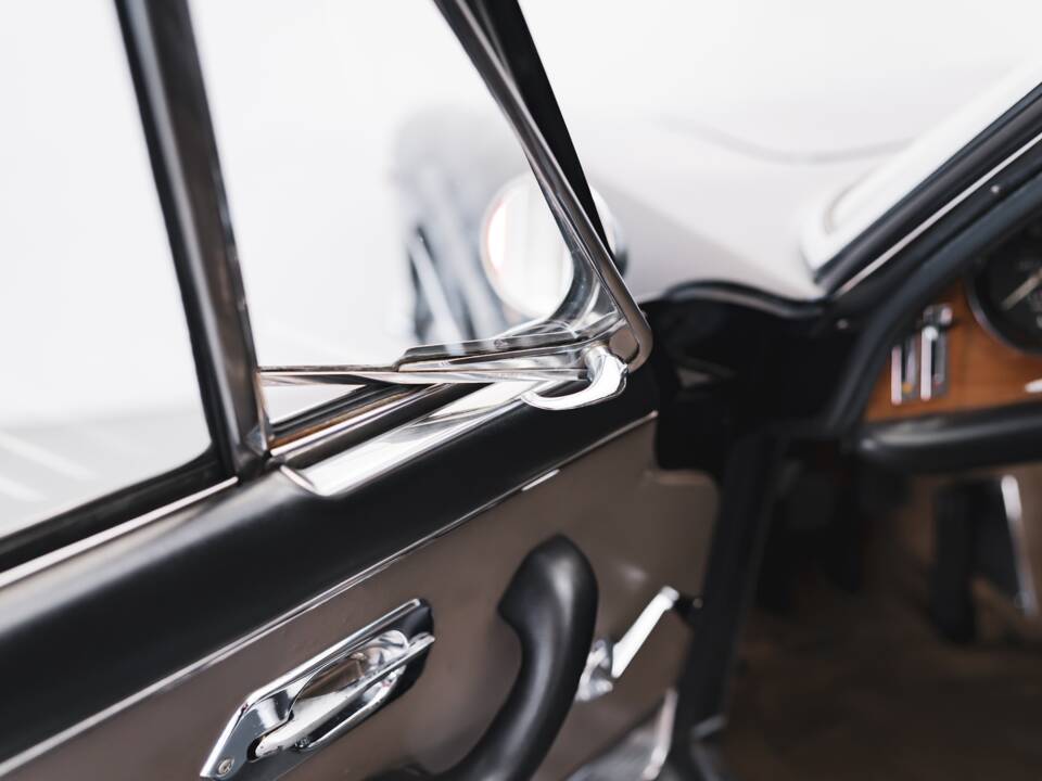 Image 94/100 of Ferrari 330 GT 2+2 (1965)
