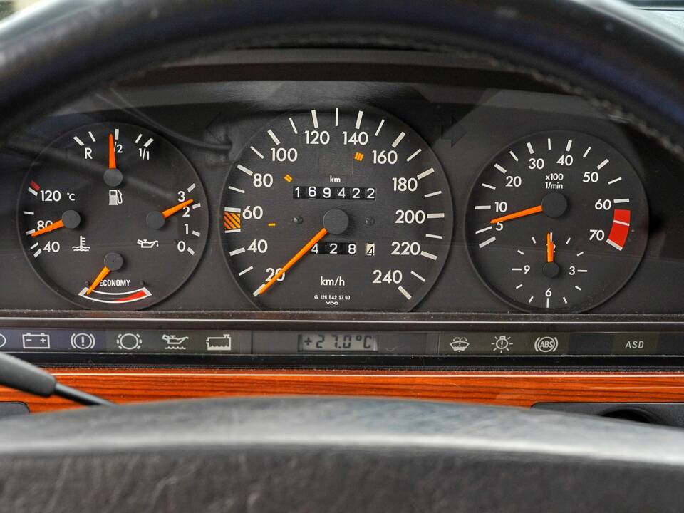 Imagen 10/23 de Mercedes-Benz 300 SE (1990)