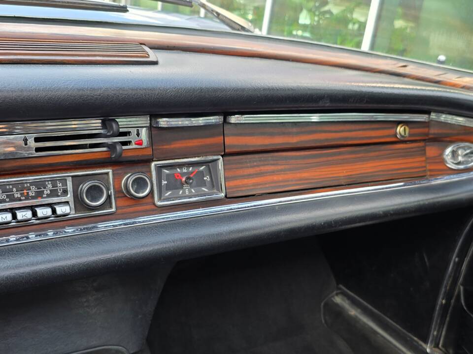 Image 21/34 of Mercedes-Benz 280 SE (1970)