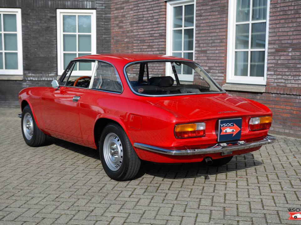 Image 7/17 of Alfa Romeo Giulia GT 1300 Junior (1971)