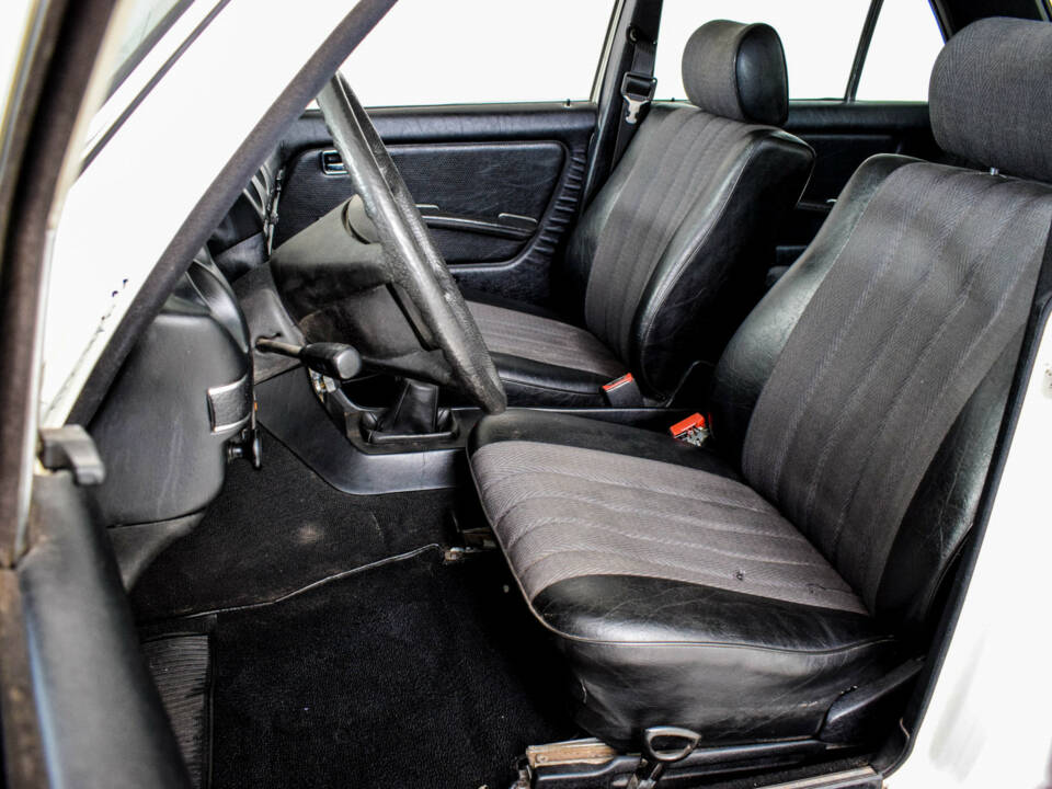 Immagine 19/46 di Mercedes-Benz 240 D (1982)