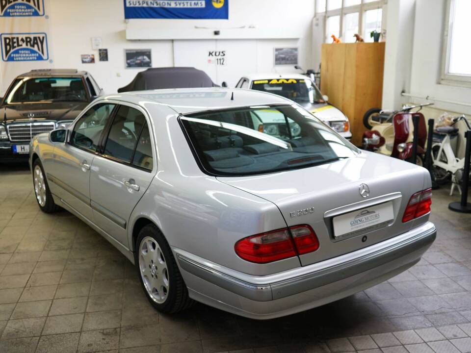 Bild 7/38 von Mercedes-Benz E 200 Kompressor (2001)