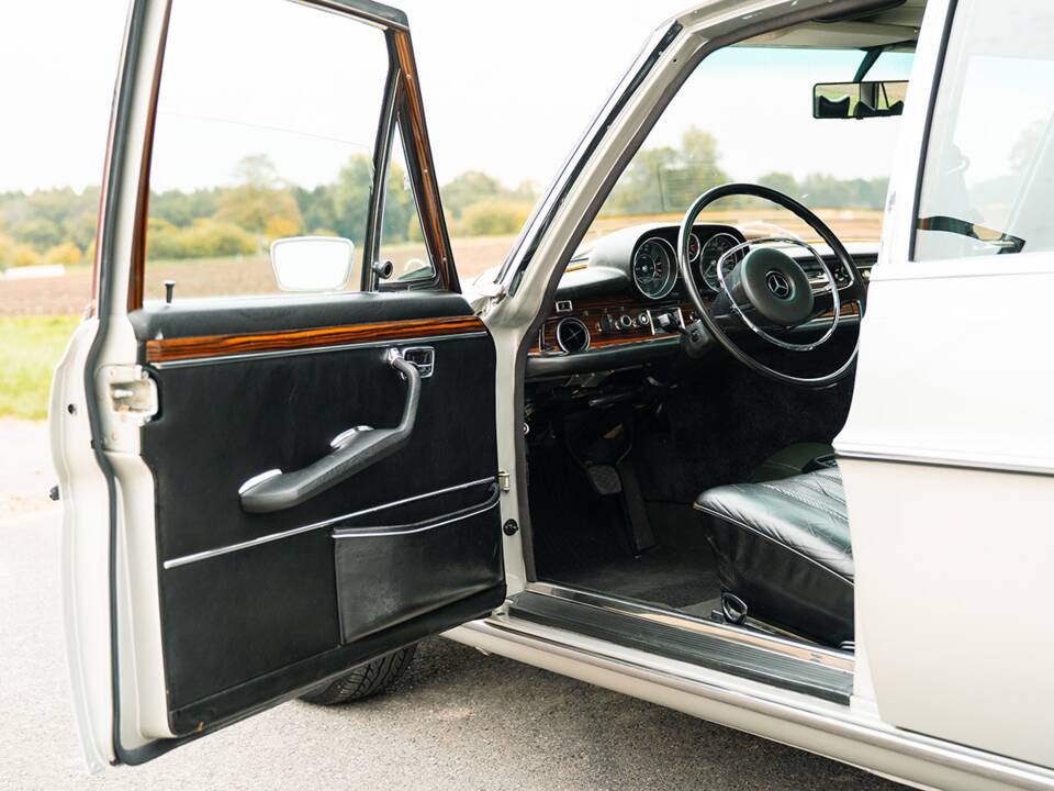 Image 18/50 of Mercedes-Benz 300 SEL 6.3 (1970)