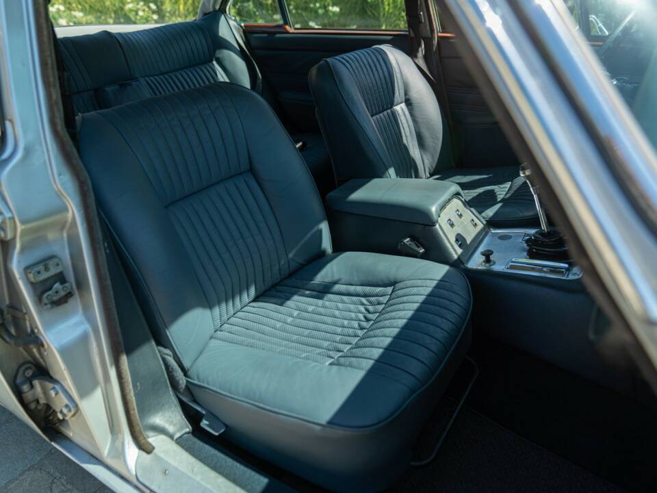 Image 40/50 of Jaguar XJ 6 4.2 (1970)