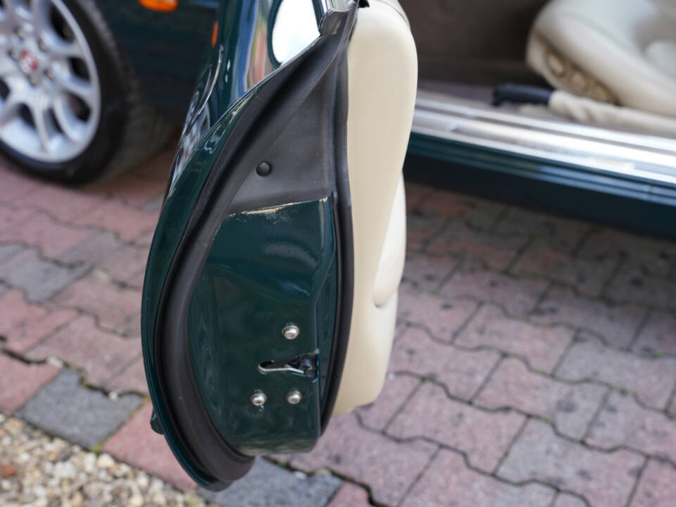 Image 45/50 of Jaguar XKR (2001)