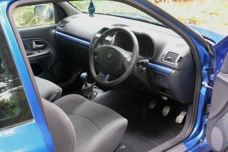 Imagen 22/38 de Renault Clio II 2.0 16V Sport (2002)