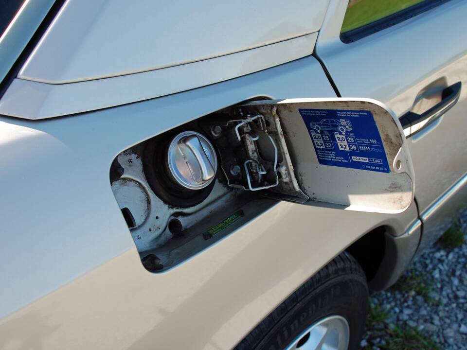 Image 22/34 of Mercedes-Benz 230 E (1992)