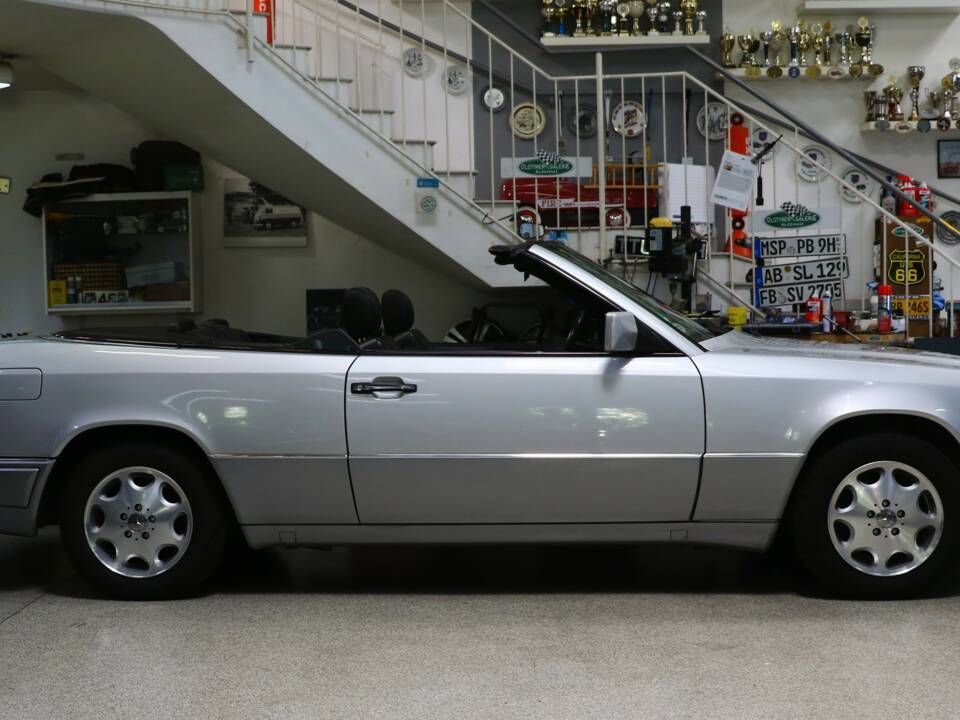 Immagine 8/43 di Mercedes-Benz E 200 (1994)