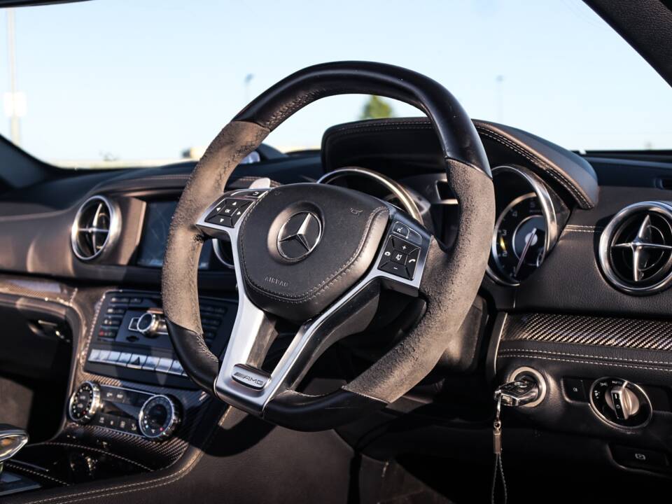 Image 28/33 de Mercedes-Benz SL 63 AMG (2012)