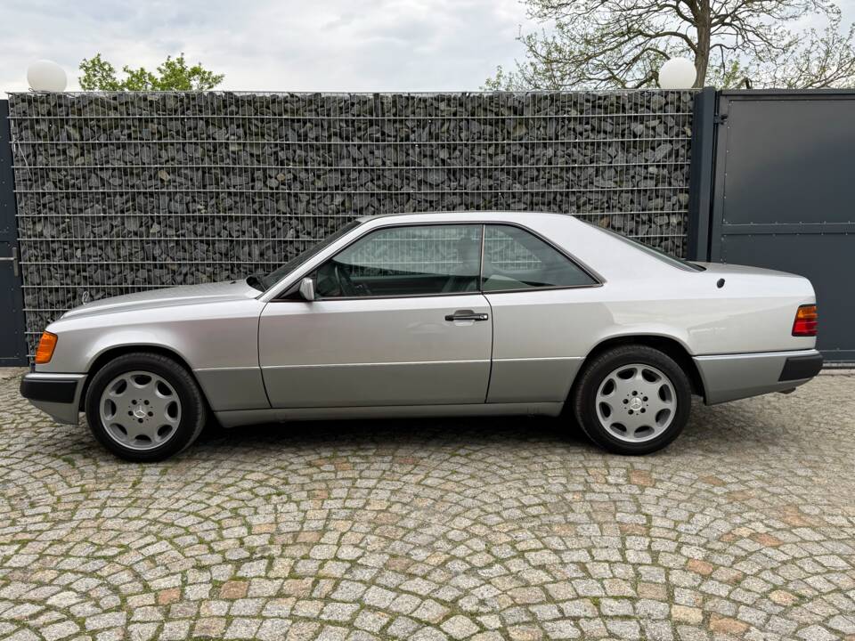 Imagen 5/100 de Mercedes-Benz 300 CE (1992)