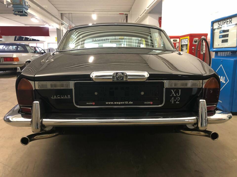 Image 11/12 of Jaguar XJ 6 L 4.2 (1976)
